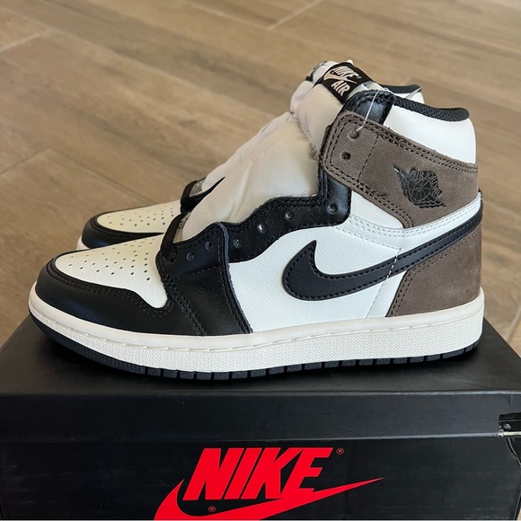 Air Jordan 1 Retro High OG ‘Dark Mocha’ - Picture 4 of 9